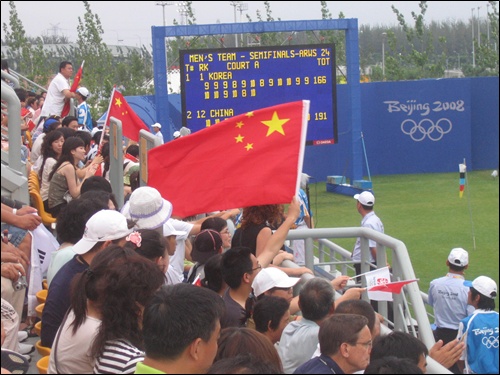 오성홍기를 흔들며 응원하는 중국인들 (자료사진)
