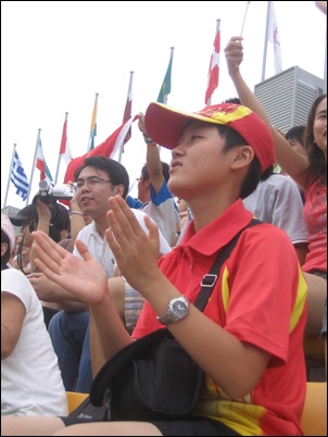  한국팀이든, 중국팀이든 활을 쏠 때마다 박수를 보낸 한 중국인 소년 