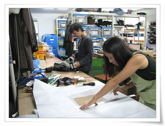 현수막을 재단을 하고 있는 김효진 디자이너