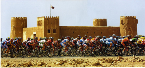 카타르 투어에 참가한 선수들. 카타르 대회는 카타르의 주요 도시와 알 주바라와 같은 역사 장소를 지난다.