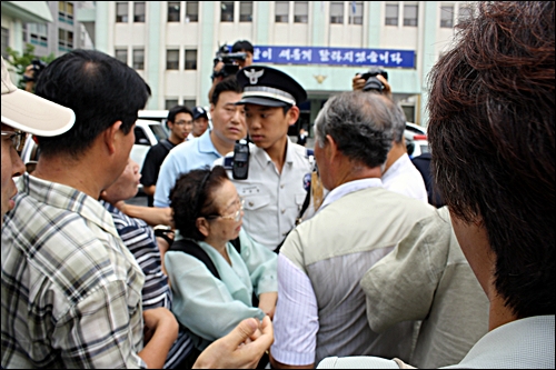 대책회의 관계자들과 전태일 열사의 어머니인 이소선 여사가 박석운 위원장 면회를 위해 종로경찰서로 들어가려고 하자 경찰들이 이를 막고 있다. 