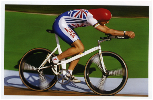 자전거 속도를 높이기 위한 사람들의 도전은 지금도 계속되고 있다. 영국의 그래임 오브리는 1996년 '슈퍼맨 자세'라고 불리는 이 자세로 한 시간 기록을 세웠다.