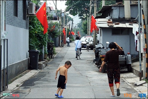 회백색의 후퉁에 붉은 깃발이 들어차 야릇한 분위기가 온 베이징을 감싸고 있다