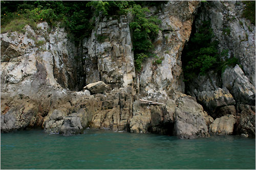 해안에 둘러싸인 해식애와 기암괴석, 갯바위와 절벽 등이 참 아름답다. 