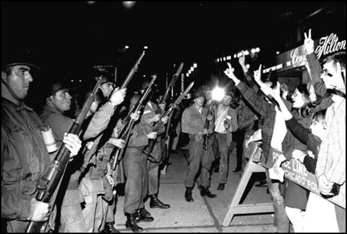 존 레논 컨피덴셜 반전 시위 중인 학생과 시민들. 그들을 막아선  군인들