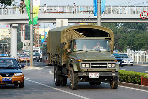 2008 베이징올림픽 개막으로 전세계의 주목을 받고 있는 중국 베이징 시내에 군용차가 지나고 있다.