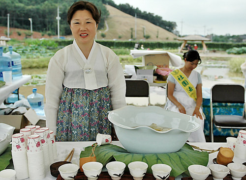 연잎차를 개발한 시흥시 농업 기술 센터 기술연구원 김순조(53)