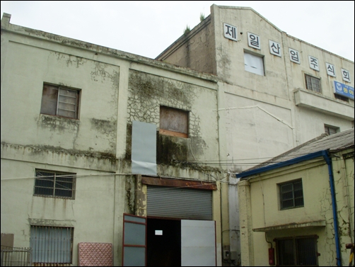  가등정미소와 함께 군산항 부근에 자리하고 있던 정미소(호남제분). 흉물스럽게 남아 있는 건물들이 군산 경제의 침체를 대변하고 있는 것 같습니다.