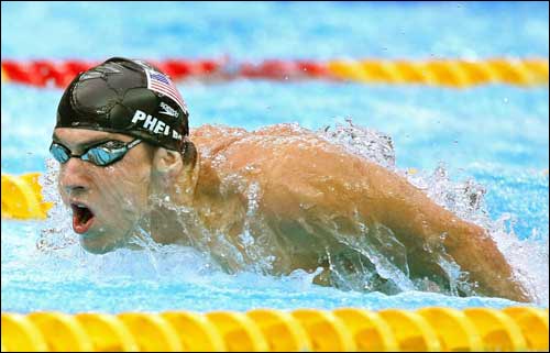  올림픽 수영 8관왕에 도전하며 미국의 금메달 행진을 이끌고 있는 마이클 펠프스