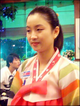 한복을 곱게 차려 입은 옥류관 종업원 허성희씨는 베이징올림픽에 참가한 남북 선수들에게 "모두 힘내서 좋은 결과를 바랍네다, 힘내시라요!"라고 말했다.
