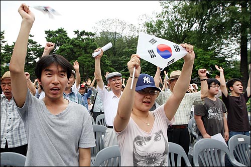 15일 오전 서울 종로구 탑골공원에서 열린 '8·15 광복절 63주년 기념 국민대회'에서 참석자들이 광복절을 건국절로 바꾸려는 정부의 의도를 비판하며 만세 삼창을 하고 있다.