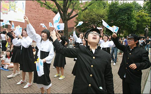 지난해 8월15일 오후 서울 대학로 마로니에 공원에서 열린 '광복63주년기념 8·15민족통일대회'에서 참가자들이 한반도기를 흔들며 광복절 퍼포먼스를 벌이고 있다.
