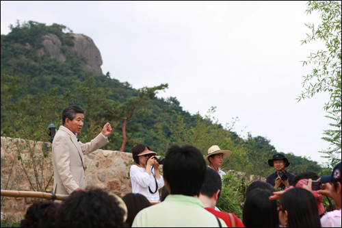 노무현 전 대통령이 봉하마을 방문객 앞에서 강연하고 있다. 2008. 8. 14