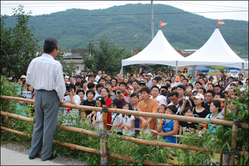 노무현 전 대통령은 봉하마을 방문객을 대상으로 즉석에서 강연을 하기도 한다.