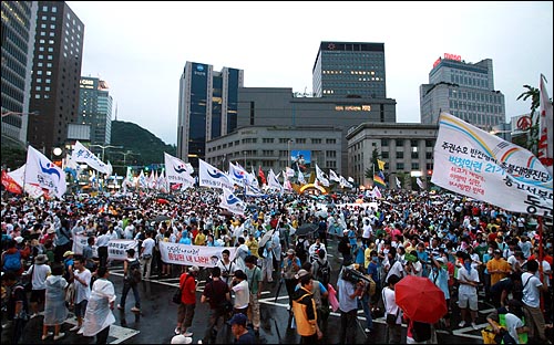 8월15일 저녁 서울 한국은행앞에서 제100차 촛불집회에 참석한 시민들이 '한미 쇠고기 재협상' '이명박 퇴진' 등의 구호를 외치며 시위를 벌이고 있다.