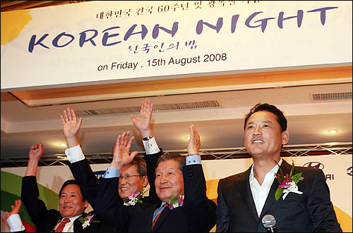 광복절인 15일 저녁 베이징 코리아하우스에서 열린 '한국의 밤' 행사에 참석한 유인촌 문화체육관광부장관이 "대한민국 만세"를 선창하고 있다. 