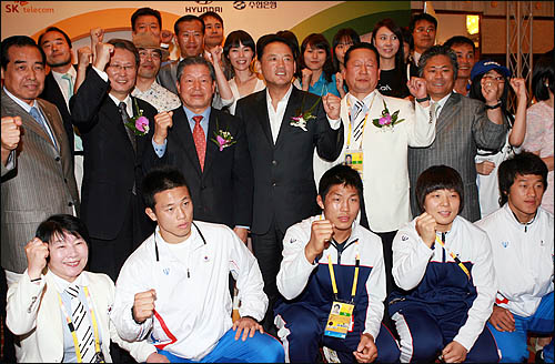 15일 저녁 베이징 코리아하우스에서 열린 '한국의 밤' 행사에 참석한 유인촌 문화체육관광부장관이 이연택 대한올림픽위원회(KOC) 위원장, 올림픽 메달리스트들과 기념촬영을 하며 화이팅을 외치고 있다.