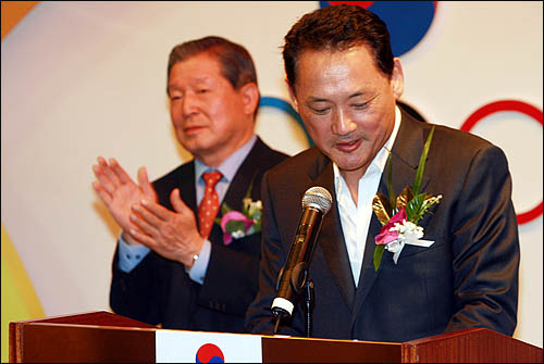 15일 저녁 베이징 코리아하우스에서 열린 '한국의 밤' 행사에 참석한 유인촌 문화체육관광부장관이 인사말을 하고 있다. 왼쪽은 이연택 대한올림픽위원회(KOC) 위원장.