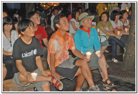 8월 15일 저녁 제주시청 어울림마당에서 시민 50여명이 모여 촛불문화제를 열렀다