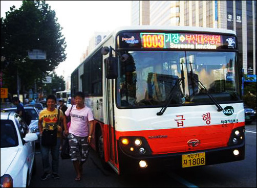 올해 7월 2일부터 부산에서 시내버스, 마을버스, 지하철까지 환승할인제가 실시됐다. 부산에서 대중교통 수단을 타고 울산 간절곶까지 갔다. 사진은 1003번 급행버스.