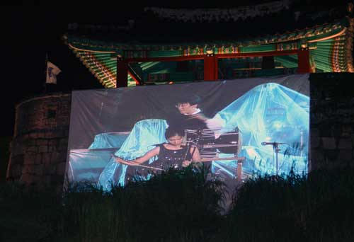 퓨전국악실내악단 슬기둥의 퓨전앙상블 “고구려의 혼”, “신푸리” 공연 모습을 영상으로 보여준다.
