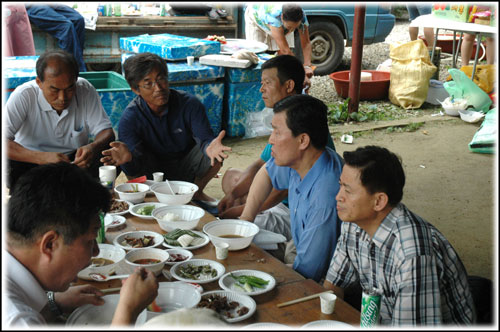 오현리 마을에서 준비한 내빈석으로 식사를 하기 위해 찾아온 한나라당 소속 황진하 국회의원(오른쪽 가운데)을 비롯한 시,도의원들. 이들을 바라보는 주민들의 시선이 곱지 않았다.  
