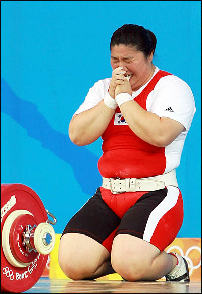  장미란이 16일 베이징 항공항천대체육관에서 열린 2008 베이징올림픽 여자역도 75kg 이상 급 인상에서 140kg의 세계신기록을 세운 뒤 용상에서도 세계신기록인 186kg를 들어 합계 326kg이란 세계신기록을 세운 뒤 두손을 모아 '기도 세리머니'를 하고 있다.

