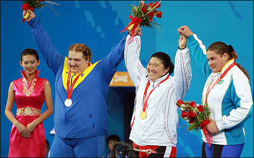  장미란이 16일 베이징 항공항천대체육관에서 열린 2008 베이징올림픽 여자역도 75kg 이상 급 인상에서 140kg의 세계신기록을 세운 뒤 용상에서도 세계신기록인 186kg를 들어 합계 326kg이란 세계신기록을 세우며 금메달을 차지했다.

