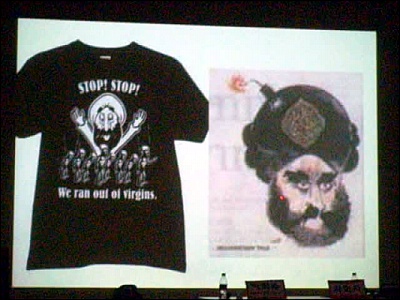 무함마드를 머리에 폭탄을 매단 테러범으로 묘사하는 만평.(오른쪽 사진) 왼쪽 사진 역시 이슬람을 풍자하는 티셔츠 사진이다.