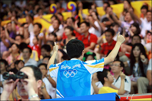  16일 베이징 항공항천대체육관에서 열린 2008 베이징올림픽 여자역도 선수들에게 자원봉사자들이 "찌아요!"를 선창하며 전체 응원을 유도하고 있다. 