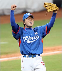  한국의 정대현이 16일 베이징 우커송 야구장에서 열린 2008베이징올림픽 야구 예선 일본과의 경기에서 마무리 투수로 등판하여 극적인 5대3 승리를 한뒤 기뻐하고 있다. 