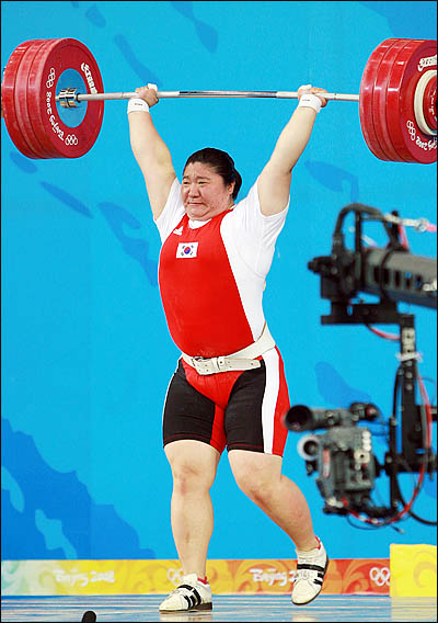  장미란이 16일 베이징 항공항천대체육관에서 열린 2008 베이징올림픽 여자역도 75kg 이상 급 인상에서 140kg의 세계신기록을 세운 뒤 용상에서도 세계신기록인 186kg를 들어 합계 326kg이란 세계신기록을 세우며 금메달을 차지했다. 