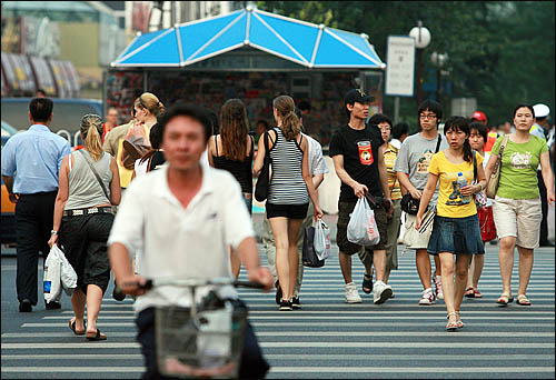 2008 베이징올림픽 열기가 무르익은 가운데 올림픽 관람차 세계 각국에서 베이징을 방문한 외국인들로 시내 거리거리마다 활기가 넘치고 있다.
