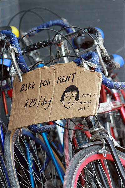 종이 박스를 찢어 만든 자전거 대여 안내 문구가 캐릭터와 함께 익살스럽다.