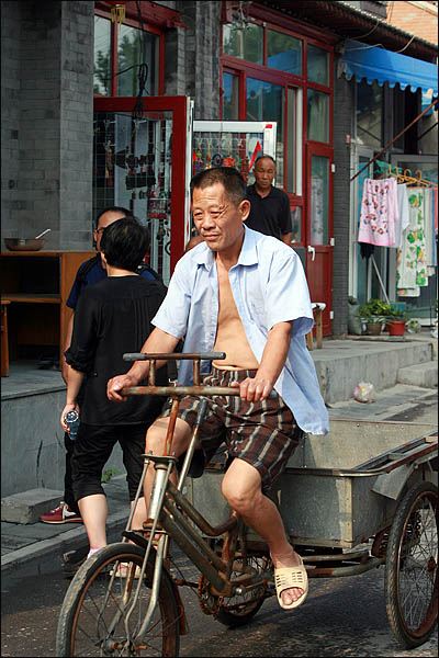 베이징의 자전거는 산악자전거형이나 사이클형보다 생활형자전거가 대세다. 장바구니엔 온갖 짐이 실려 있고, 짐받이에 짐이 없으면 종종 사람이 타고 있다.
