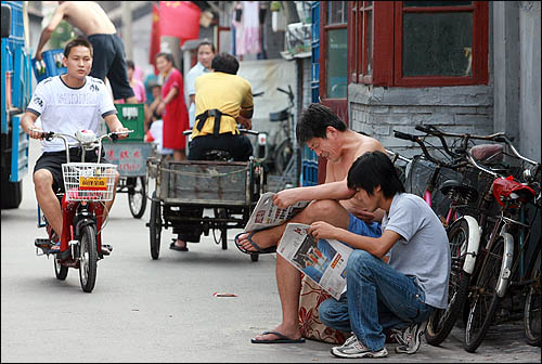 출퇴근이나 통학 뿐만 아니라 청소를 하거나 장을 볼 때, 마실 나갈 때에도 많은 베이징 사람들은 자전거를 탄다. 