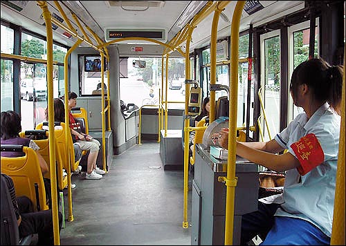 베이징에서 처음 타본 버스. 생각보다 깨끗했고, 일명 '버스 차장'이 있었다. 