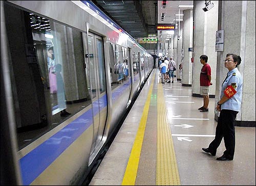 베이징 시내를 오가는 지하철 2호선은 서울의 6·7호선을 능가할 정도의 쾌적한 환경을 자랑했다.
