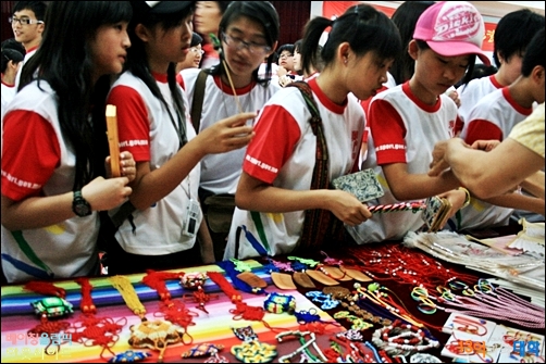 마카오에서 온 학생들이 바이궁팡 가게에서 공예품을 고르고 있다