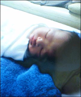둘째가 태어난 15일 오후 핸드폰으로 받은 사진.
