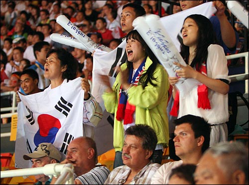  한국의 응원단들이 17일 저녁 베이징 공인체육관에서 열린 2008베이징올림픽 남자 복싱 웰터급(69kg) 8강전 한국의 김정주와 미국의 드미트리어스 안드라이드 경기에서 열띤 응원을 하고 있다.