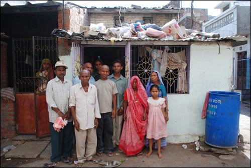 슬럼에서 살고 있는 주쉬와 가족들.