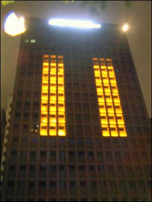 광화문 청계광장에 위치한 청계11빌딩, 창문 밖으로 주황색 조명이 비춰지고 있다.