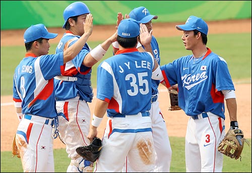  한국 선수들이 18일 베이징 우커송 야구장에서 열린 2008베이징올림픽 야구 예선 대만과의 경기에서 9대8로 승리한 뒤 팀동료들과 자축하고 있다.