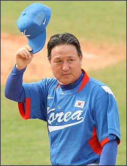  한국의 김경문 감독이 18일 베이징 우커송 야구장에서 열린 2008베이징올림픽 야구 예선 대만과의 경기에서 9대8로 승리한 뒤 모자를 들어보이며 응원단들에게 인사를 하고 있다.