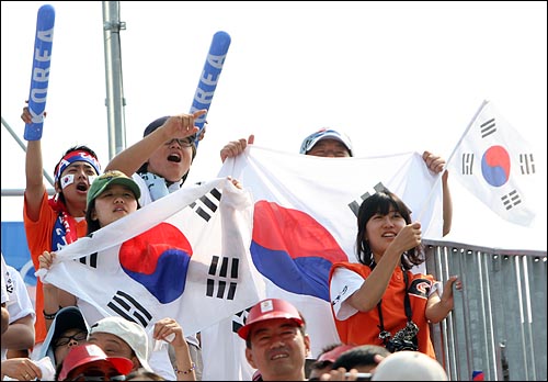  한국 응원단들이 18일 베이징 우커송 야구장에서 열린 2008베이징올림픽 야구 예선 대만과의 경기에서 열띤 응원을 하고 있다.