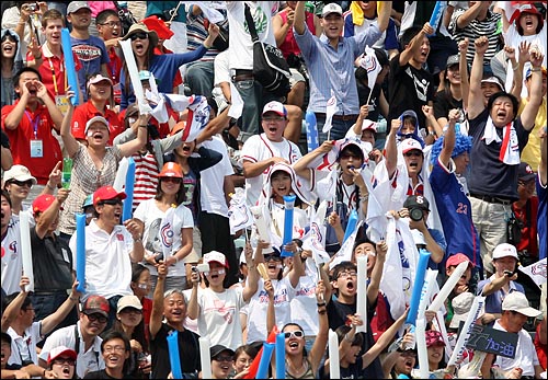  대만 응원단들이 18일 베이징 우커송 야구장에서 열린 2008베이징올림픽 야구 예선 한국과의 경기에서 열띤 응원을 하고 있다.
