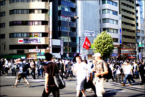 진보쵸 방향으로 진입하는 사거리에서 만난 일본 진보 단체 중심의 반야스쿠니신사 시위대.