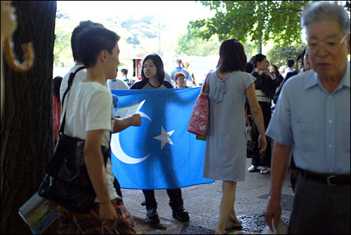 야스쿠니신사로 가는 길가에서 '동투르키스탄(신장 위구르 자치구) 독립'을 주장하며 '국기'를
펼쳐 보이는 모습.