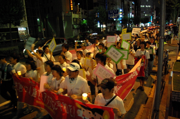 8월 10일, 베이징 올림픽에 정신 없을 때 도쿄에서는 야스쿠니 반대 촛불행진이 있었다.